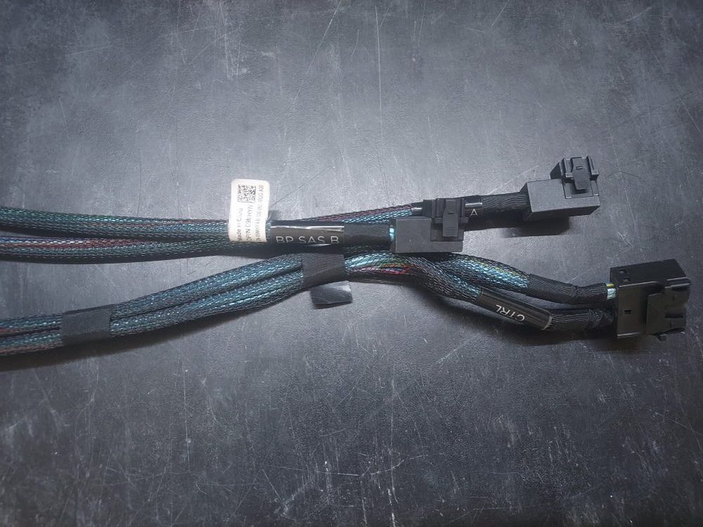 R740-8-bay-LFF-PCIe-cable