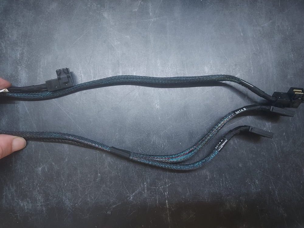 R740-8-bay-LFF-Sata-cable