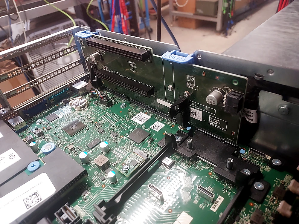 Mini Controller means sacrificing a x16 PCIe slot on the R740xd