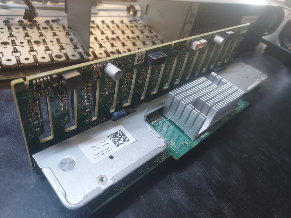 Backplane for the Dell PowerEdge R740 16 Bay Server