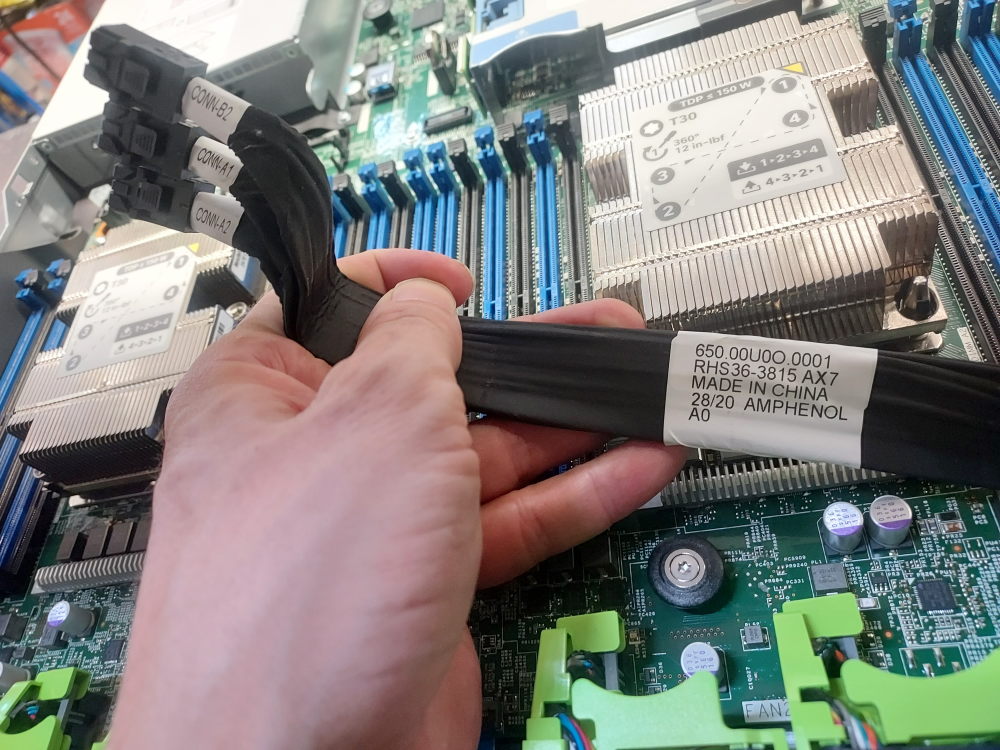 SAS storage cable for the Cisco UCS C220 M5 server