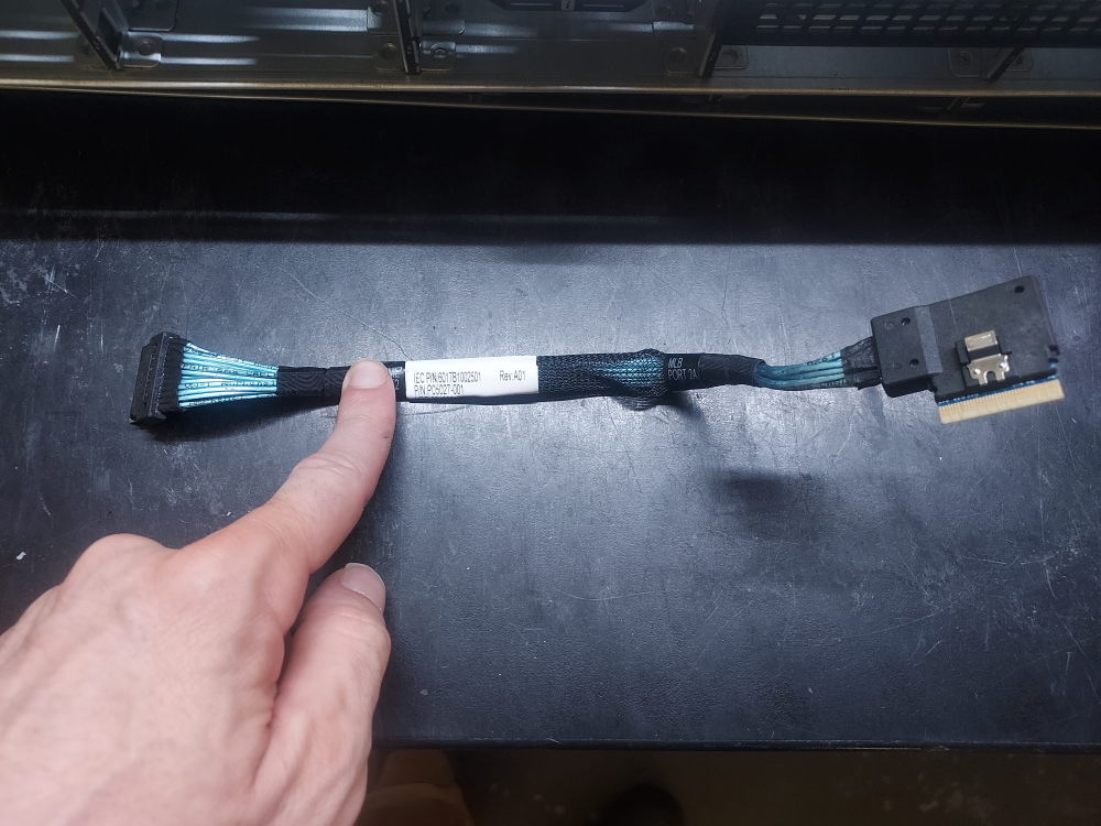 HP DL 325 8NVME Cable Port 2/2A P05027-001