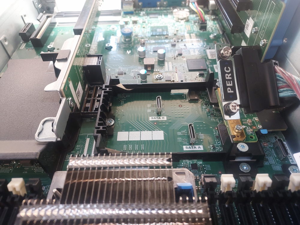 Installation point for mini mono raid controller