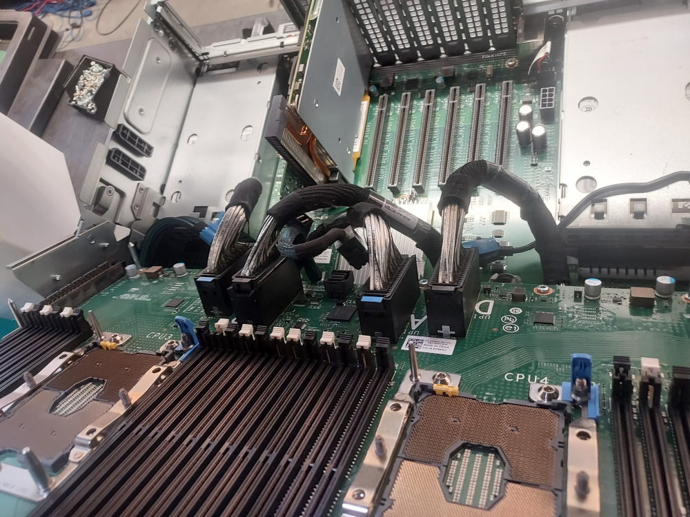 Connection to the mezzanine expansion board on the Dell PowerEdge R940