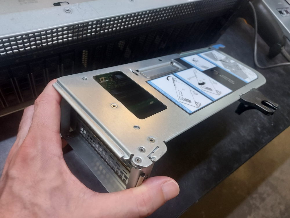 Right riser assembly cage for the Dell PowerEdge R940
