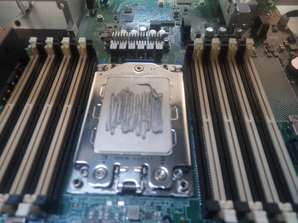 Applying the thermal paste