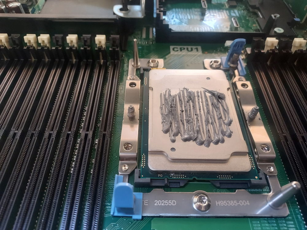 Applying thermal paste