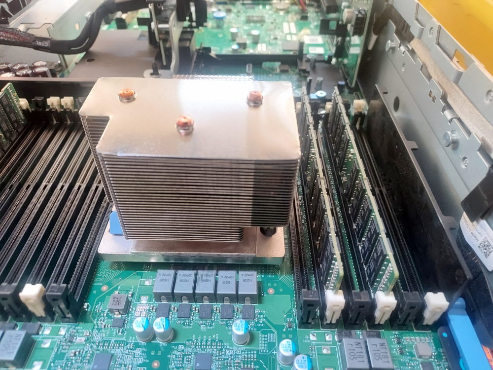 Installing the memory in Dell PowerEdge R740