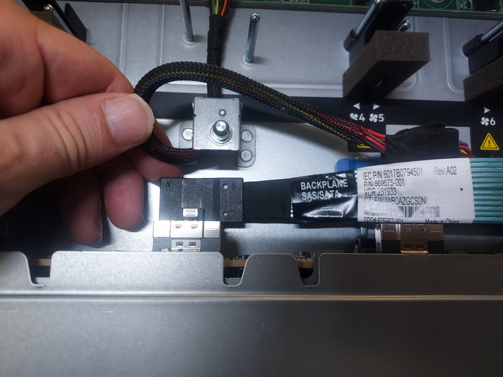Mini SAS cable connection for smart array controller