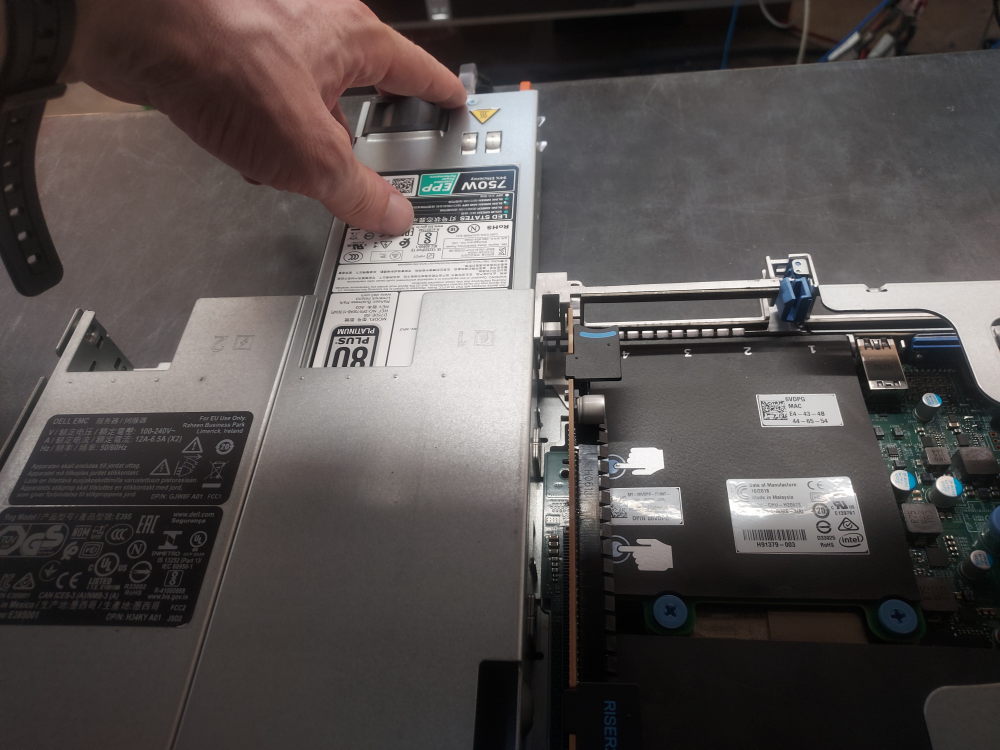 installing power supplies on the R640