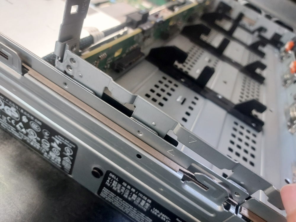 R740xd mid bay side slot view