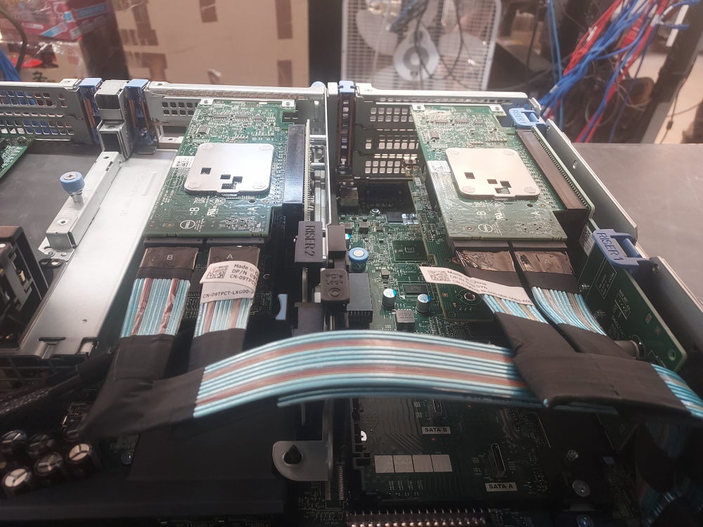 R740xd nvme cables connected to the NVME controller/extender