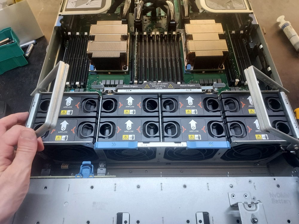 Removing the R940 fan assembly cage